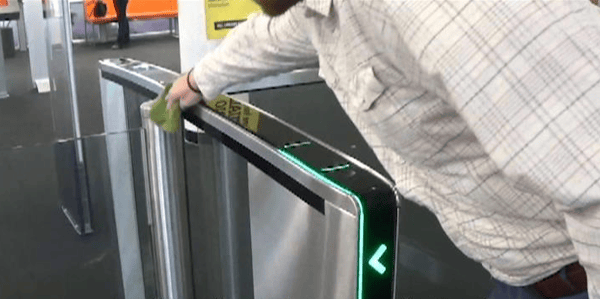Cómo limpiar las puertas metálicas - Cerrajería Fasatec