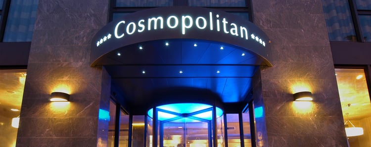 Het Cosmopolitan Hotel in Florence heeft een inmiddels herkenbaar blauw LED-licht in het melkglazen plafond van de draaideur | Boon Edam