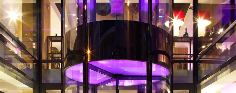 Het modehuis van Stijn Helsen heeft gekozen voor opvallende paarse LED-verlichting in de hoge draaideur | Boon Edam