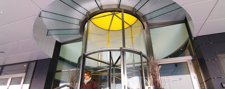 De gele LED-verlichting in de entree van het Waterfront Hotel benadrukt de hoogte en het bijzondere ontwerp van draaideur | Boon Edam