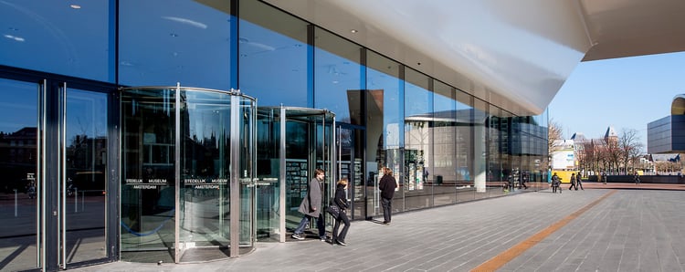 De volglazen Crystal Tournikets bij het Stedelijk Museum en Museum More zijn één met de volglazen gevel. | Boon Edam