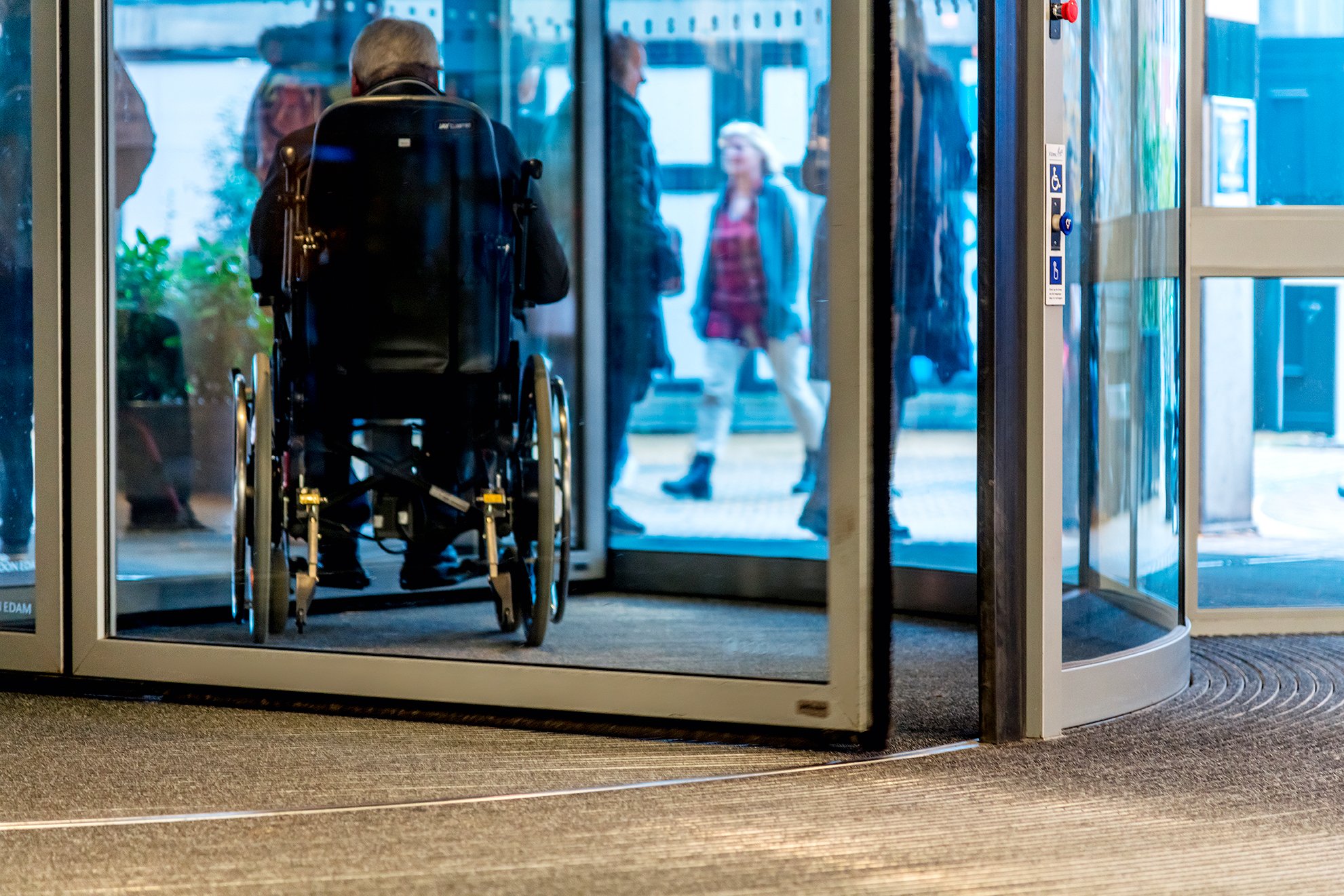 Automatische draaideur toegangelijkheid - rolstoel | Boon Edam