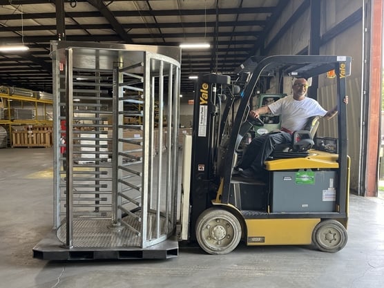 Turnlock 100 Mobile Platform w forklift driver