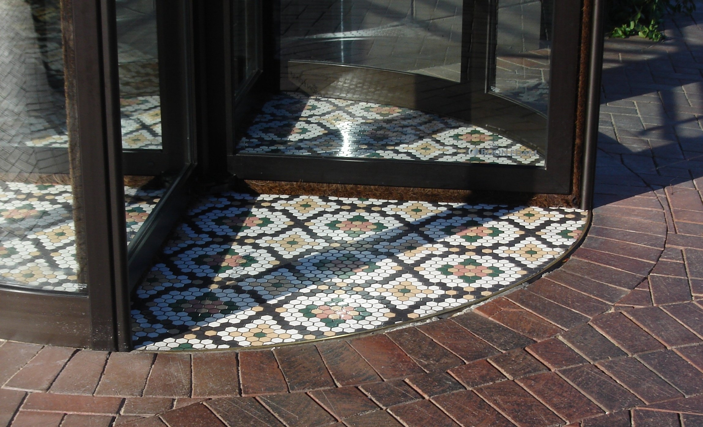 During revolving door installation, use a floor frame or matwell ring for a smooth transition strip